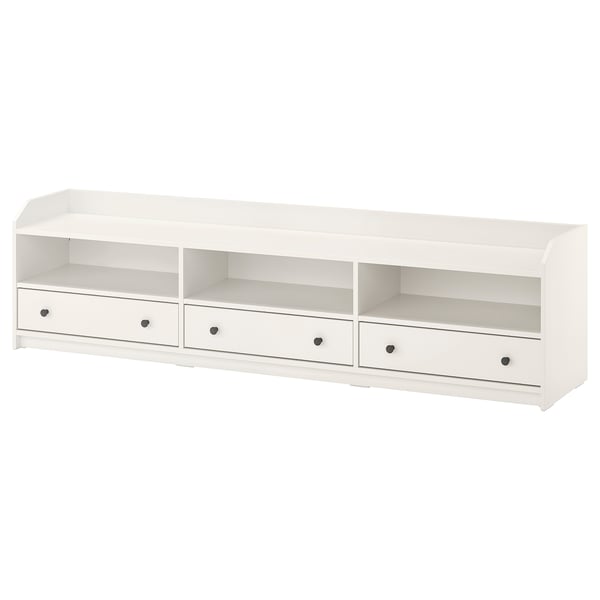 Un mobile TV bianco IKEA HAUGA con tre cassetti e scomparti aperti, progettato per l'uso domestico, offre sia spazio che gestione dei cavi.