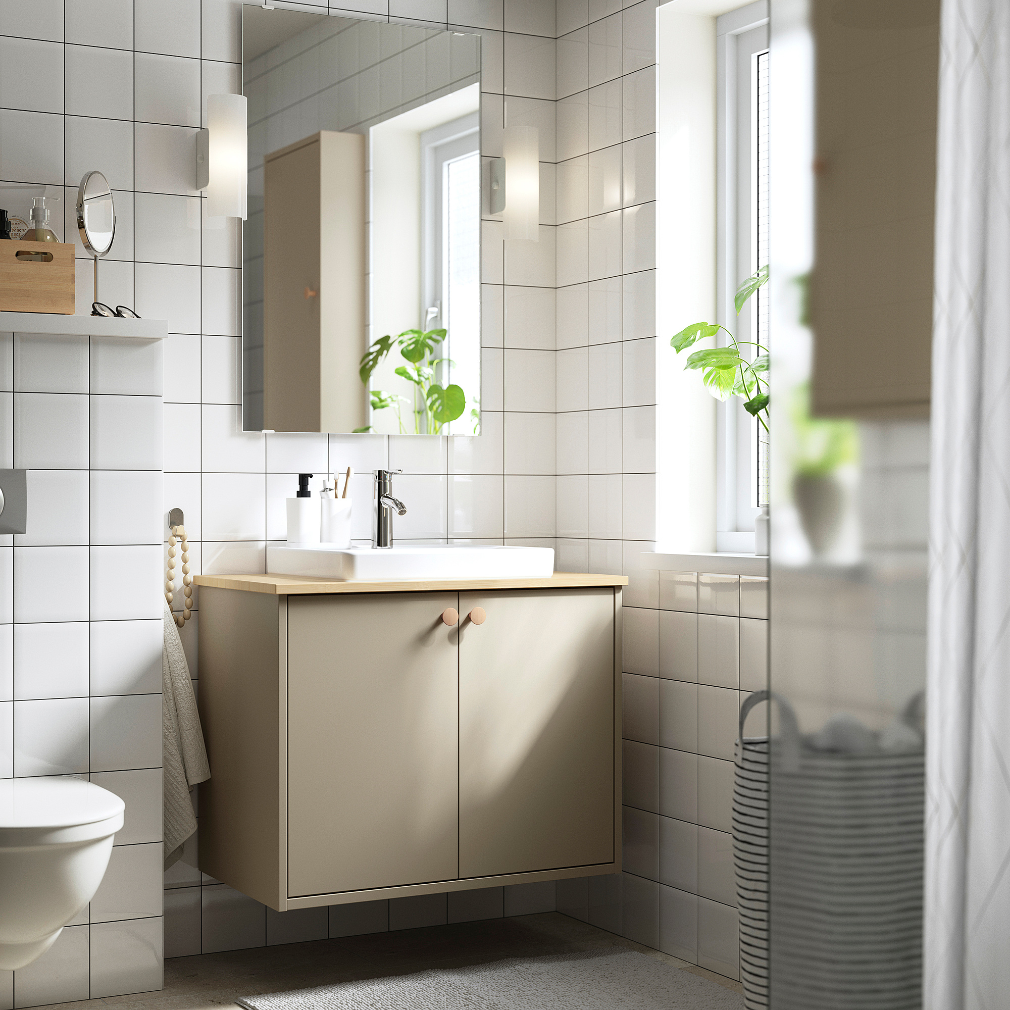 Mobile da bagno HAVBÄCK con lavandino, specchio, WC. Design pulito, armadio portaoggetti, piano di lavoro in legno.
