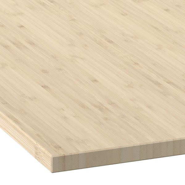 Piano di lavoro in bambù chiaro liscio, bordi puliti. Design moderno e minimalista.