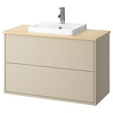 Un mobile da bagno HAVBÄCK beige con piano di lavoro in bambù e lavandino quadrato in ceramica bianca.