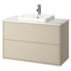 Un mobile da bagno HAVBÄCK beige con piano di lavoro in marmo bianco e lavabo rettangolare. Ha due cassetti dal design minimalista.