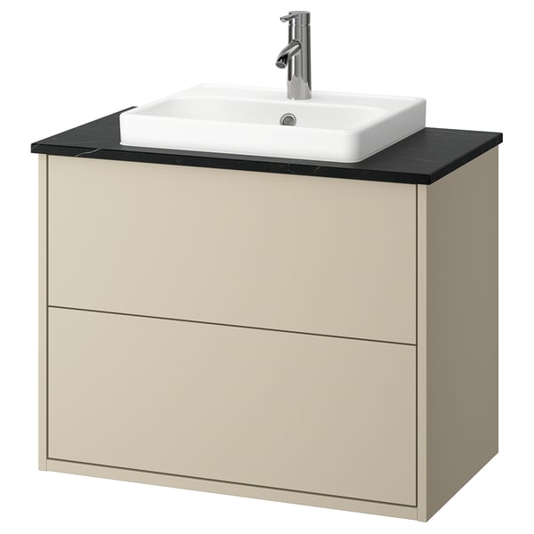Mobile da bagno beige moderno con piano di lavoro nero, lavabo bianco, rubinetto cromato.