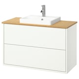 Mobile da bagno HAVBÄCK bianco con piano di lavoro in bambù, lavabo rettangolare, rubinetto cromato.