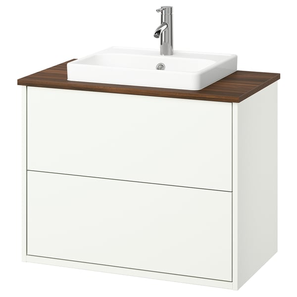 Un mobile da bagno HAVBÄCK bianco con piano di lavoro in legno e lavabo quadrato in ceramica. Ha linee pulite e minimaliste.