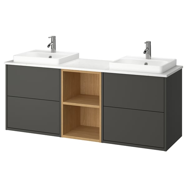 Mobile da bagno moderno grigio con due lavandini quadrati bianchi e una mensola centrale in rovere aperto.