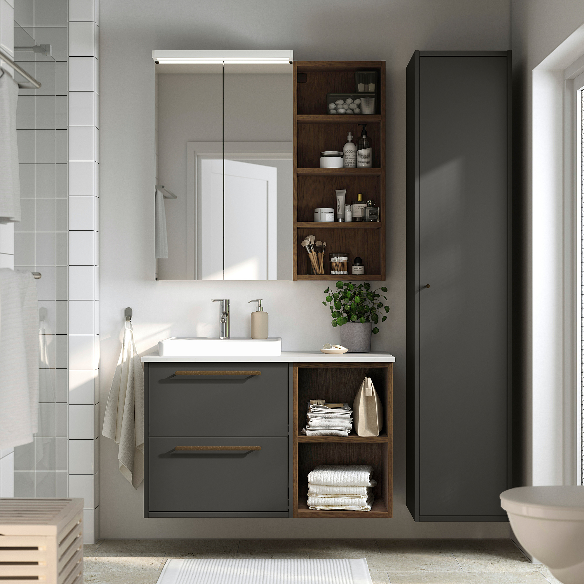 Mobile lavabo grigio moderno con contenitore aperto/chiuso, design elegante, lavabo in ceramica, mensole in legno, a parete, specchio con luce, pianta, asciugamano.