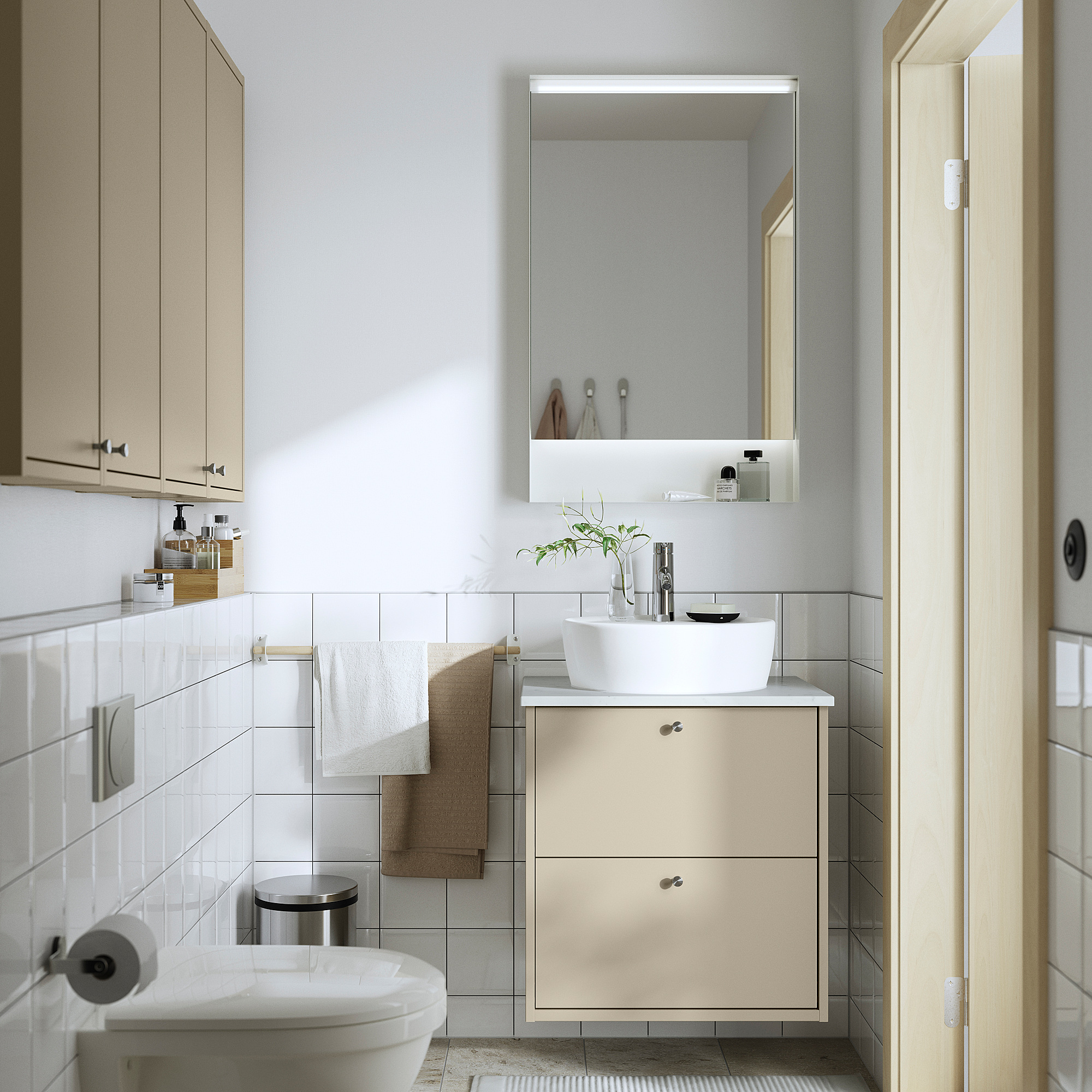Bagno minimalista con lavabo HAVBÄCK, lavandino, specchio, asciugamani e piante.