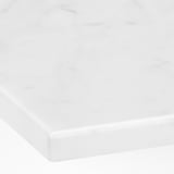 Pulito, piano di lavoro del bagno bianco, forma rettangolare, superficie liscia, design moderno.