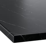 Primo piano di lavoro nero lucido con venature sottili. Design moderno, liscio e di alta qualità.