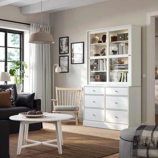 Accogliente soggiorno con armadio, divano e arredamento HAVSTA. Luce naturale, tappeto e lampada a sospensione.