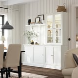 Luminosa sala da pranzo con mobili bianchi HAVSTA, carta da parati a righe, luce sospesa, tende beige e pavimento in legno.