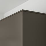 Bordi neri dell'armadio da cucina con linee eleganti e rette e finitura liscia, che mostrano un design funzionale e pulito.