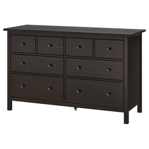 Un comò in legno grigio scuro HEMNES con sei cassetti su due file. Il design è semplice e moderno con manopole rotonde.