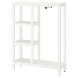 Un armadio in legno HEMNES bianco con ripiani a giorno e appendiabiti.