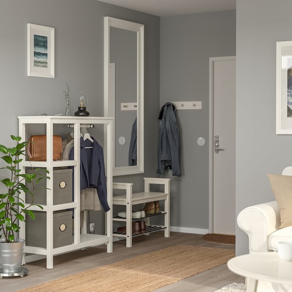 Ingresso minimalista con armadio HEMNES bianco, grande specchio e ripostiglio.