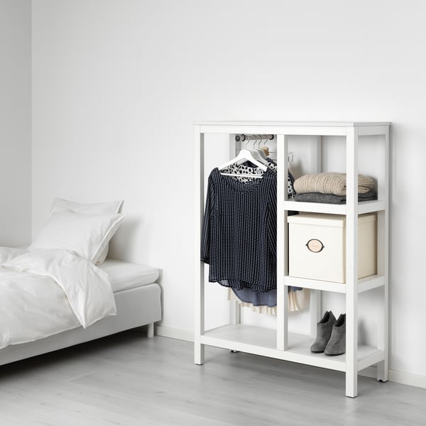 Armadio HEMNES: bianco, pino, sottile, accanto al letto, con ripiani aperti e binari per i vestiti.