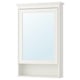 Uno specchio contenitore HEMNES bianco di forma rettangolare, incorniciato in bianco, e caratterizzato da un ripiano in vetro temperato.