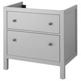 Una cassettiera grigia ikea HEMNES con tre cassetti, dal design semplice e tradizionale.