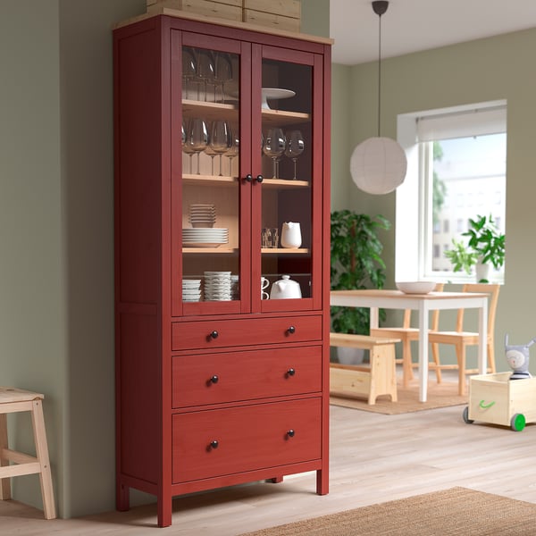 HEMNES vetrina con 3 cassetti, mordente rosso/mordente marrone chiaro