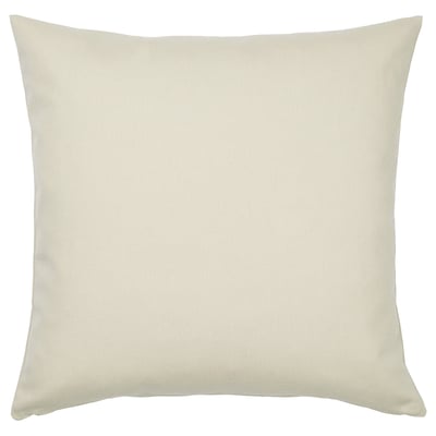 Un cuscino da esterno rettangolare beige chiamato HJÄRTERÖ. La sua copertura è testurizzata e con cerniera, realizzata in poliestere riciclato.
