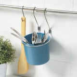 Il portautensili HULTARP blu è appeso al binario, ripone gli utensili da cucina in legno e metallo, organizzando in modo efficiente lo spazio di lavoro.