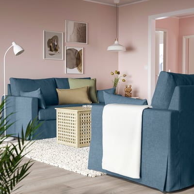 Piccolo componibile blu in soggiorno rosa, alimentato dal comfort di HYLTARP.