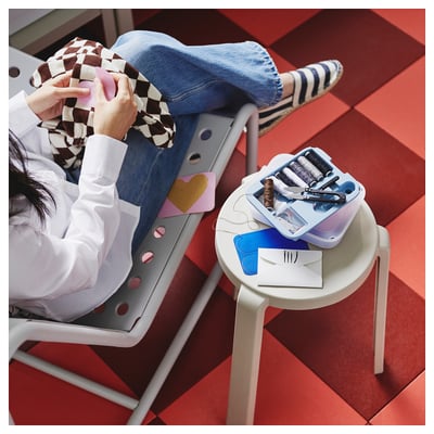 Sgabello Ibbbarbo, grigio chiaro, plastica, tre gambe, seduta rotonda, impilabile.