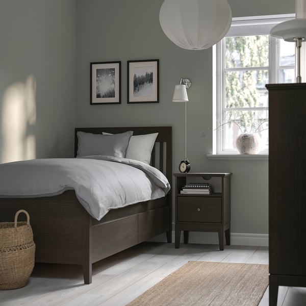 Struttura letto IDANÄS, marrone scuro, cassetti, finestra, comodino.