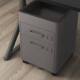 Moderna cassettiera per ufficio grigia su ruote per una facile mobilità. Cassetti con chiusura ammortizzata per un uso silenzioso.