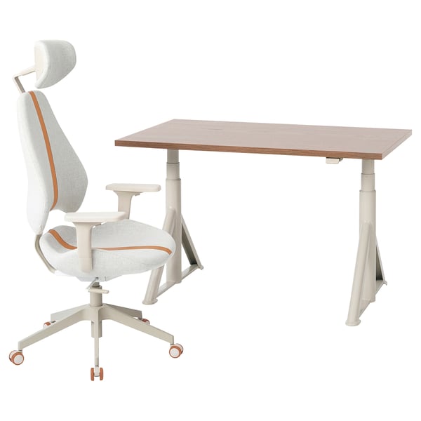 La configurazione da gioco IDÅSEN è composta da una scrivania bianca regolabile per sedersi/stare in piedi e da una sedia da gioco ergonomica abbinata con accenti arancioni per garantire comfort e stile.