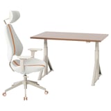 La configurazione da gioco IDÅSEN è composta da una scrivania bianca regolabile per sedersi/stare in piedi e da una sedia da gioco ergonomica abbinata con accenti arancioni per garantire comfort e stile.
