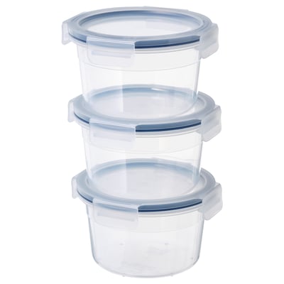 Un set di tre contenitori per alimenti rotondi trasparenti IKEA 365+ con coperchi blu, impilati ordinatamente.