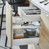 IKEA 365+ contenitori trasparenti per alimenti, impilati in un cassetto di legno. Piccolo, quadrato e trasparente per una facile visibilità.