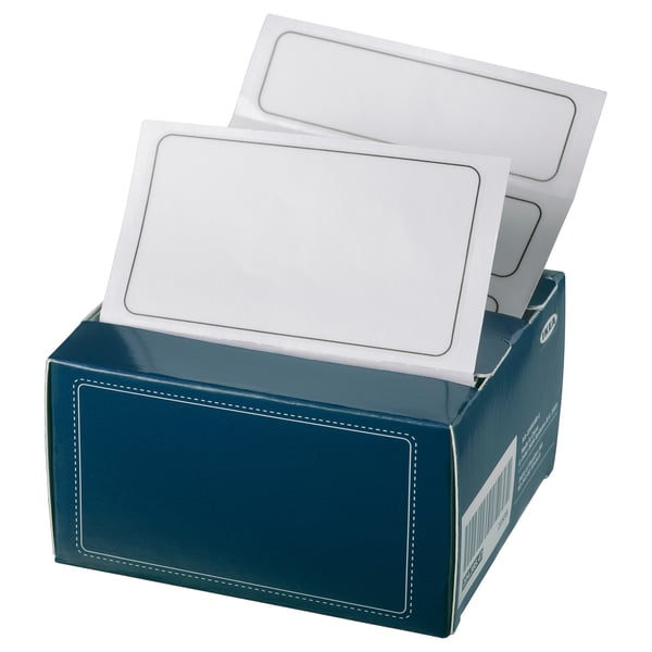 Scatola blu IKEA 365+ con etichette bianche rettangolari vuote.
