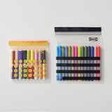 Due sacchetti di plastica trasparenti richiudibili di IKEA, uno contenente fili colorati e l'altro con pennarelli, che mostrano l'organizzazione e le capacità di conservazione.