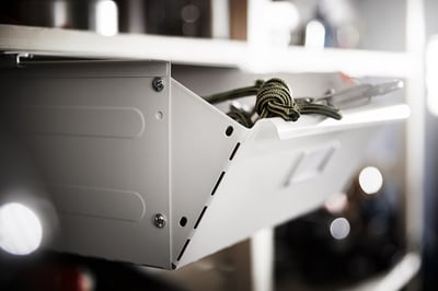 Cassetto IVAR bianco, design minimalista, acciaio, perfetto per lo stoccaggio.