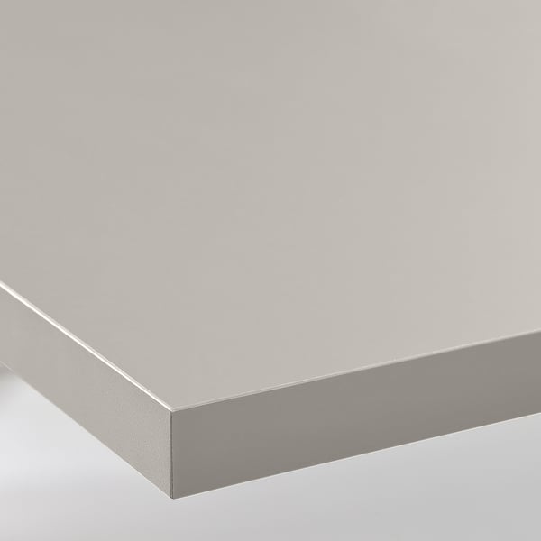 Un piano di lavoro da cucina elegante e moderno con finitura liscia, bordi squadrati e un colore grigio chiaro.