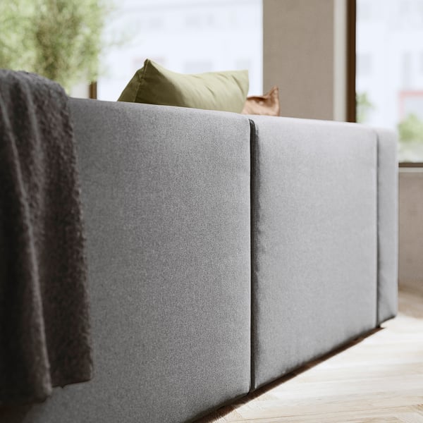 Divano moderno grigio con cat. Design morbido ed elegante.