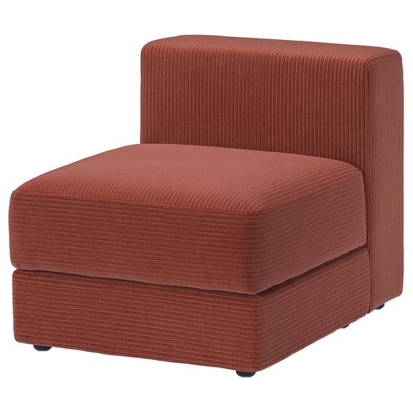 Una grande sedia angolare rivestita di velluto a coste rosso con una superficie morbida e testurizzata e linee pulite, perfetta per sedersi.