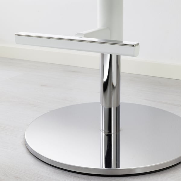 Base per sedia moderna con dettagli in metallo lucido e cromo lucido, che mostra un design di alta qualità e durata.