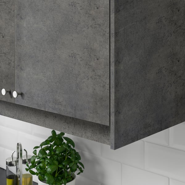 Mobile da cucina grigio con pianta e distributore di olio sotto.