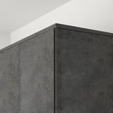 Strisce grigie color cemento, probabilmente KALHYTTAN, utilizzate per nascondere l'illuminazione o fungere da modanature decorative sotto o sopra gli armadietti.