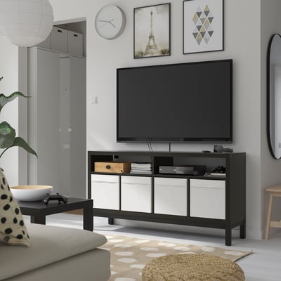 Soggiorno moderno con mobile TV KALLAX in bianco e nero, design elegante, elettronica alloggiante, posizionato tra il divano e l'arredamento della parete.