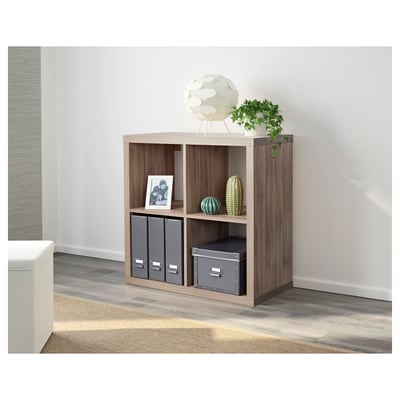 Cubo portaoggetti in legno con ripiani per cartelle e oggetti decorativi, posizionato contro una parete.