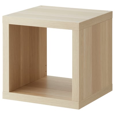 Una scaffalatura a cubo KALLAX in finitura rovere chiaro realizzata con materiale riciclato, caratterizzata da un design minimalista e versatile.