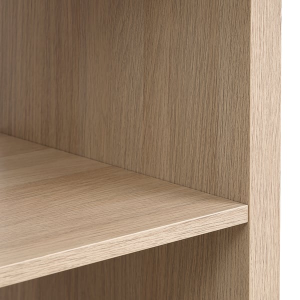 Primo piano dello scaffale in legno, venatura liscia e finitura a vista, che mostra qualità artigianale.