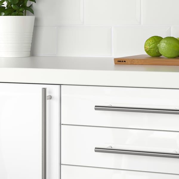 Mobili da cucina moderni con maniglie KALLRÖR in acciaio inox, che aggiungono un look elegante e contemporaneo.