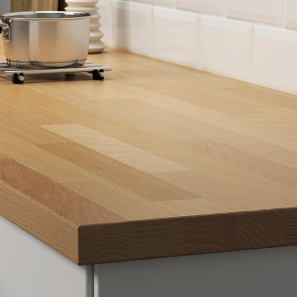 Bancone da cucina in legno, pulito e vuoto, pronto per la preparazione dei cibi.