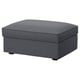 Pouf KIVIK grigio, forma quadrata con seduta imbottita, gambe nere, funge da contenitore.