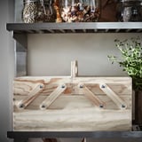 Organizer da scrivania in legno con scomparti, colore marrone chiaro, realizzato in multistrato di pino e manici in metallo.